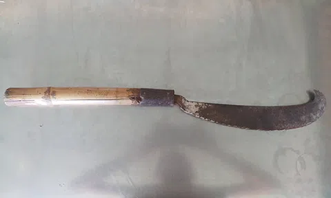 Đang ăn tân gia, thợ xây vác dao quắm chém thợ mộc gục tại chỗ